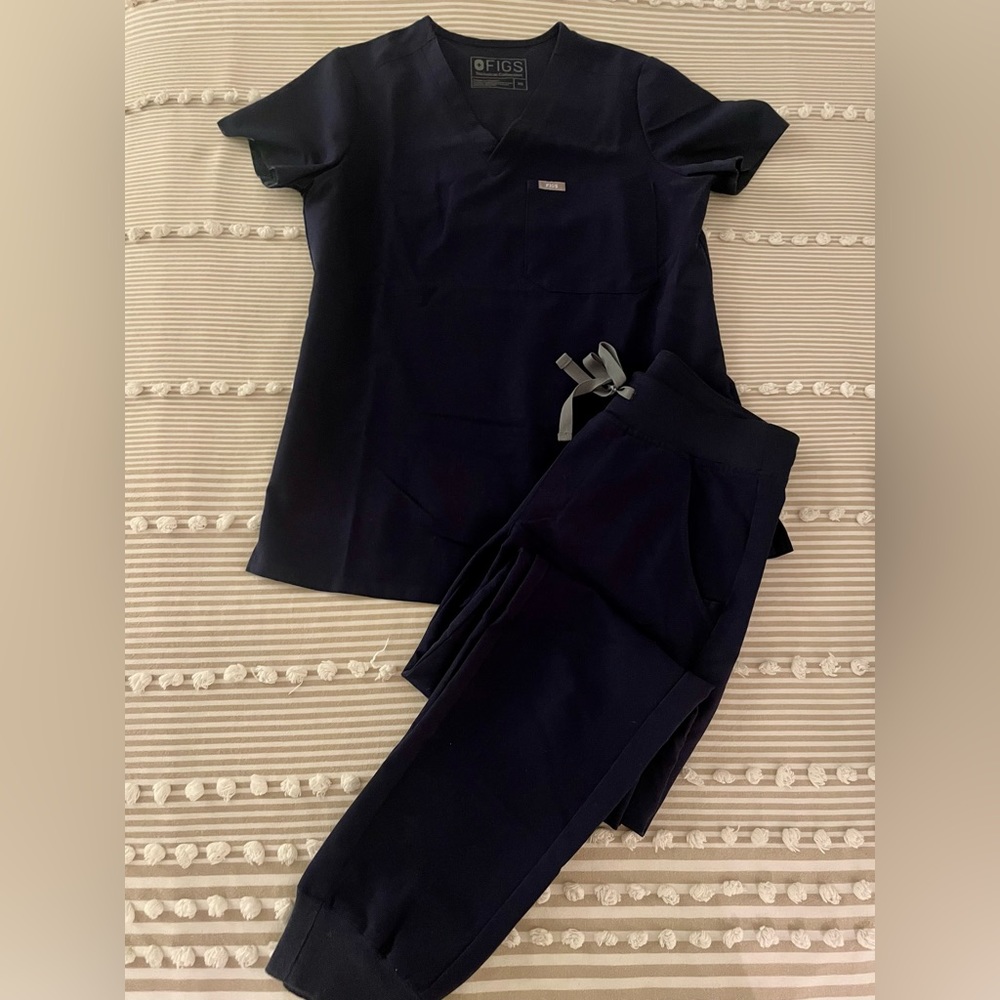 Women's FIGS navy scrub set- Catarina top, XS & Zamora Jogger bottom, XXS